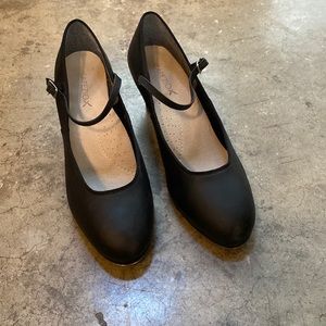 Capezio tap shoes. Perfect for a beginner trying tap for the first time.
